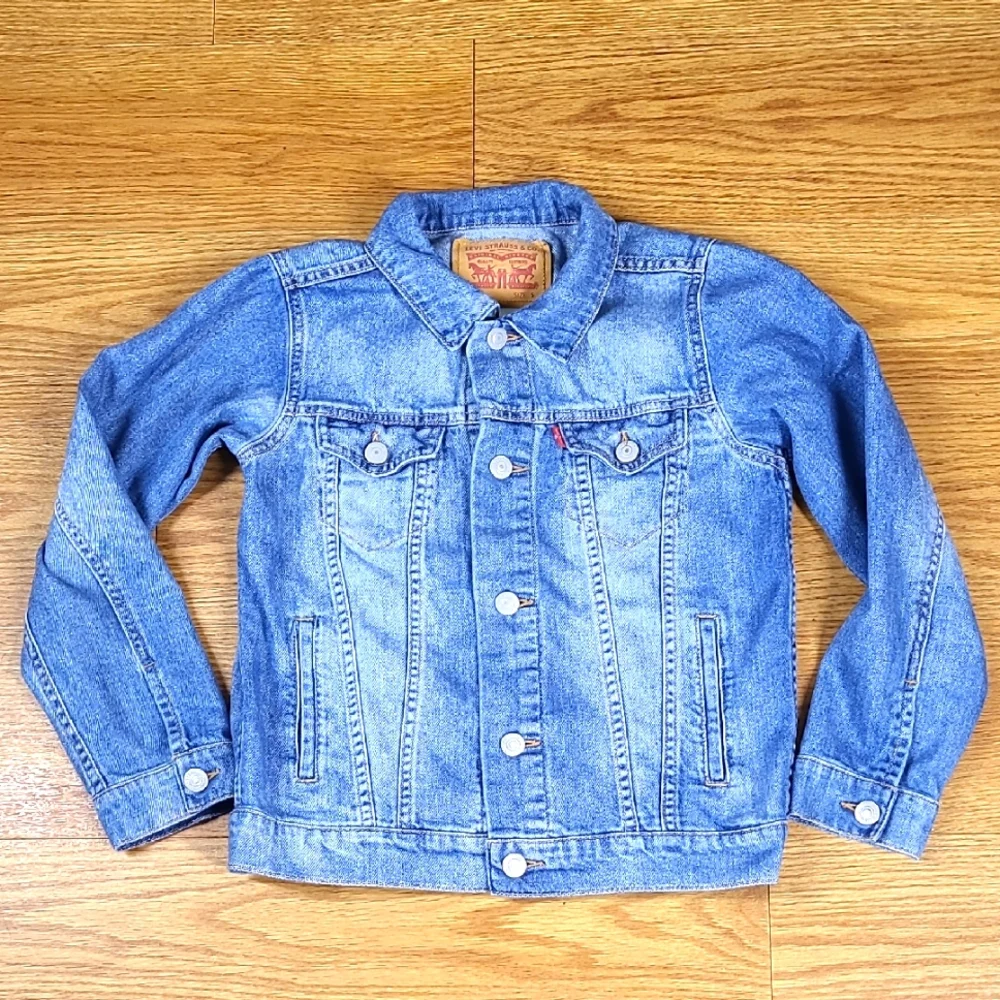 LEVIS S, P, CH, 2019 KIDS PRE-OWNED LIKE NEW BUTTON TRUCKER DENIM JACKET